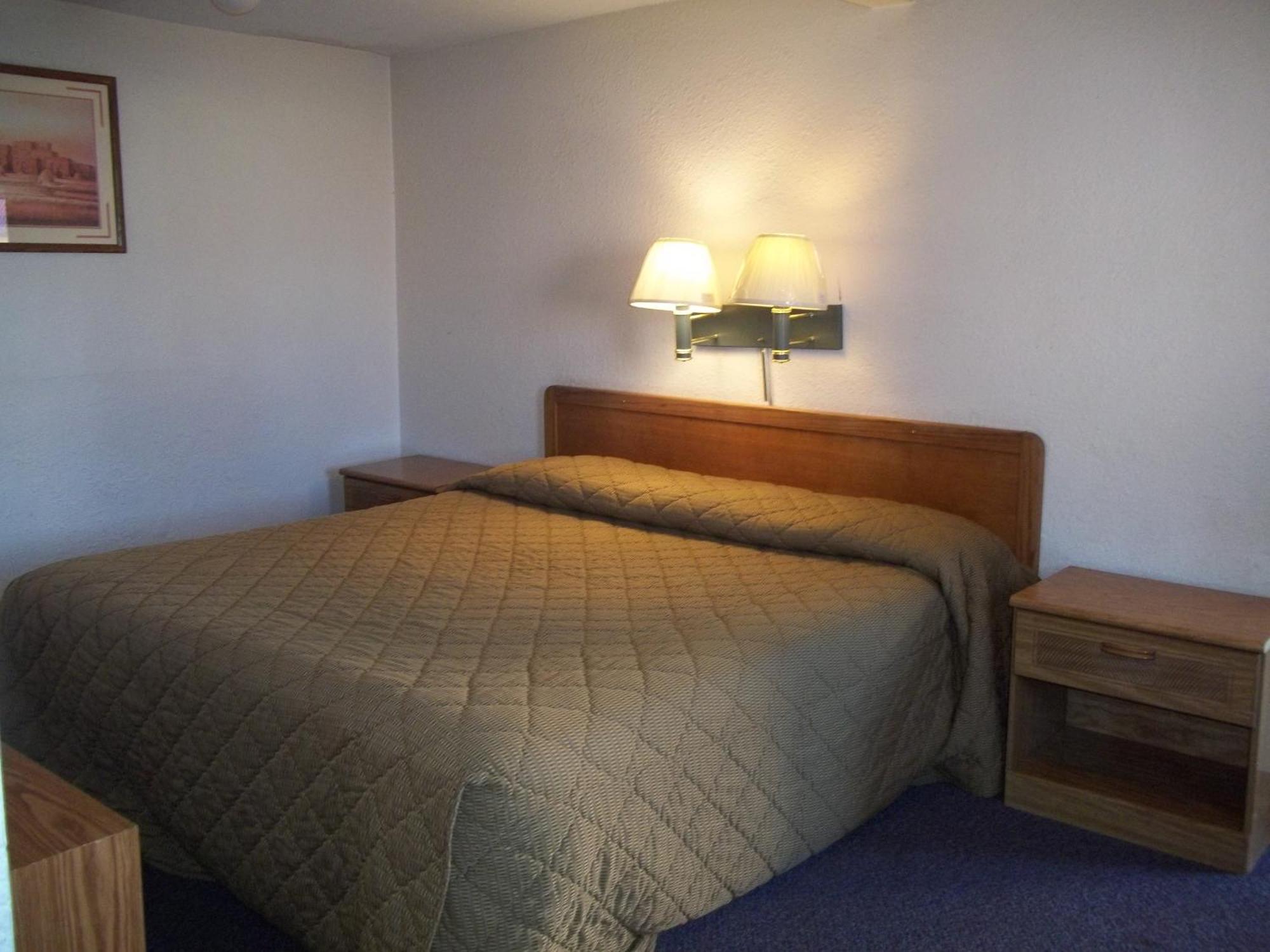 National 9 Inn Sand Canyon Cortez Room photo